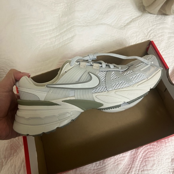 Women’s Nike V2K run - photon dust / light silver / BRAND NEW - Picture 2 of 3